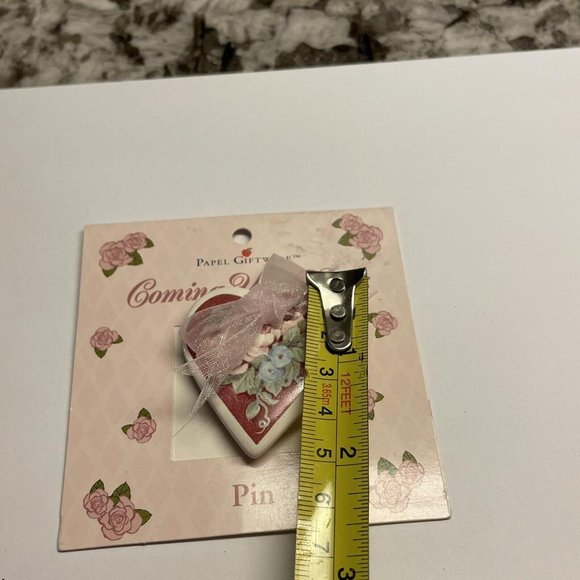 NWT Papel Giftware Brooch Pin Pink / White Heart with Ribbon - Coming Up Roses - Picture 4 of 6
